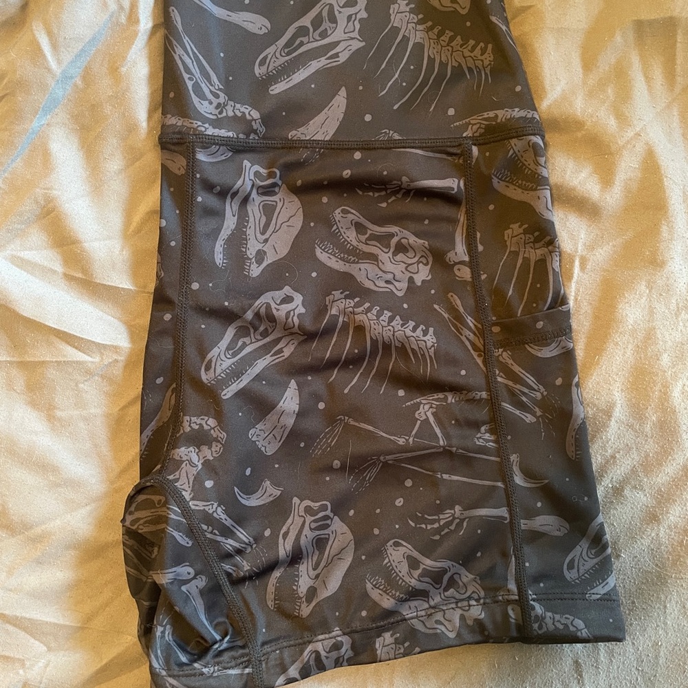 Dino Skulls CVG 5 in shorts
